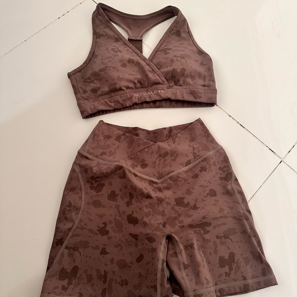 Alphalete Pebble Print Surface Bra & Shorts Full Set